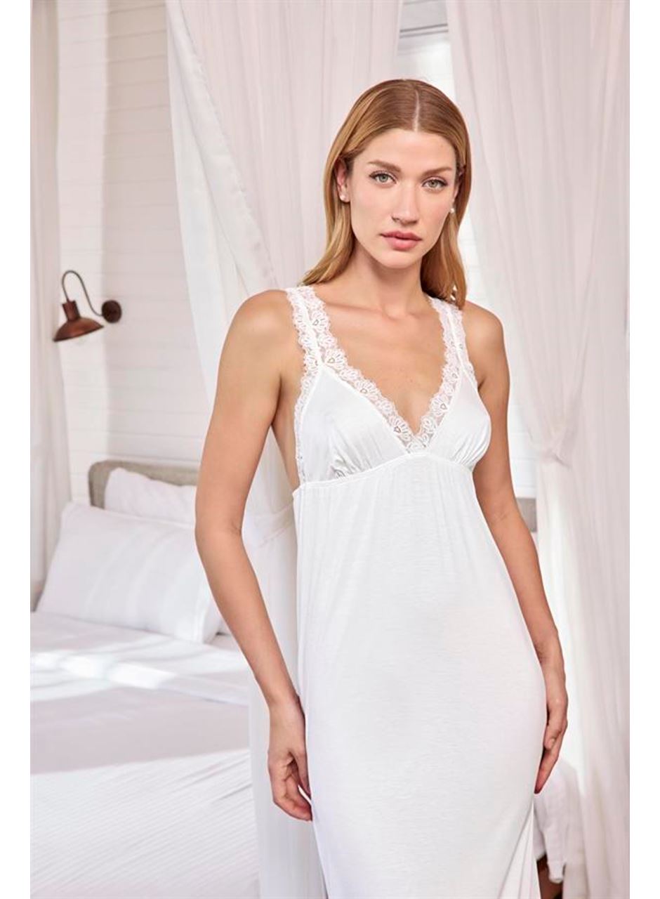 Dantelli ve Dekolteli Yırtmaçlı Gecelik