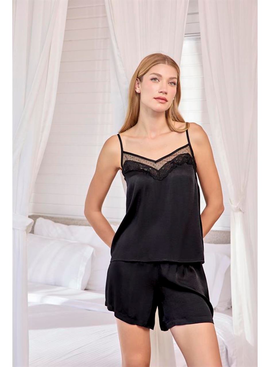 Dantelli Tüllü ve Dekolteli Saten Şort Takımı