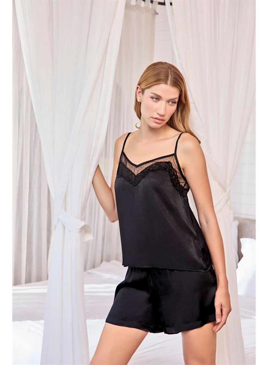 Dantelli Tüllü ve Dekolteli Saten Şort Takımı
