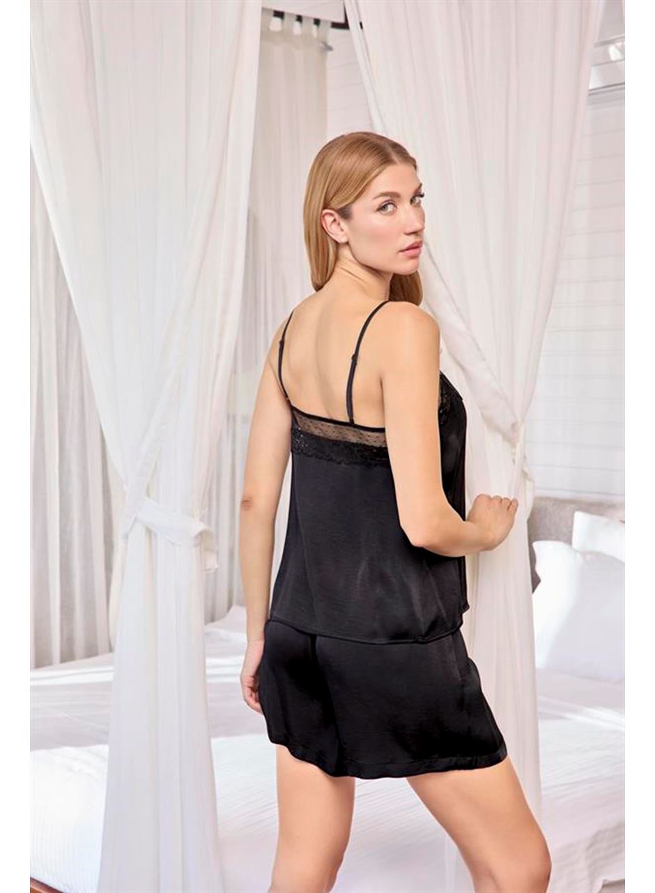 Dantelli Tüllü ve Dekolteli Saten Şort Takımı