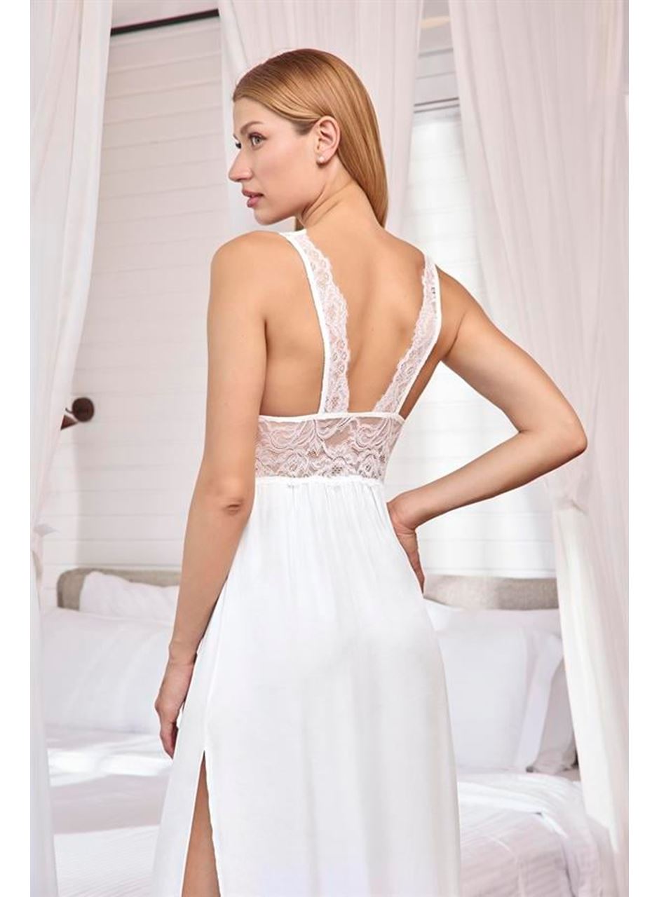 Göğüs ve Sırt Dekolteli Dantelli ve Yırtmaçlı Saten Gecelik