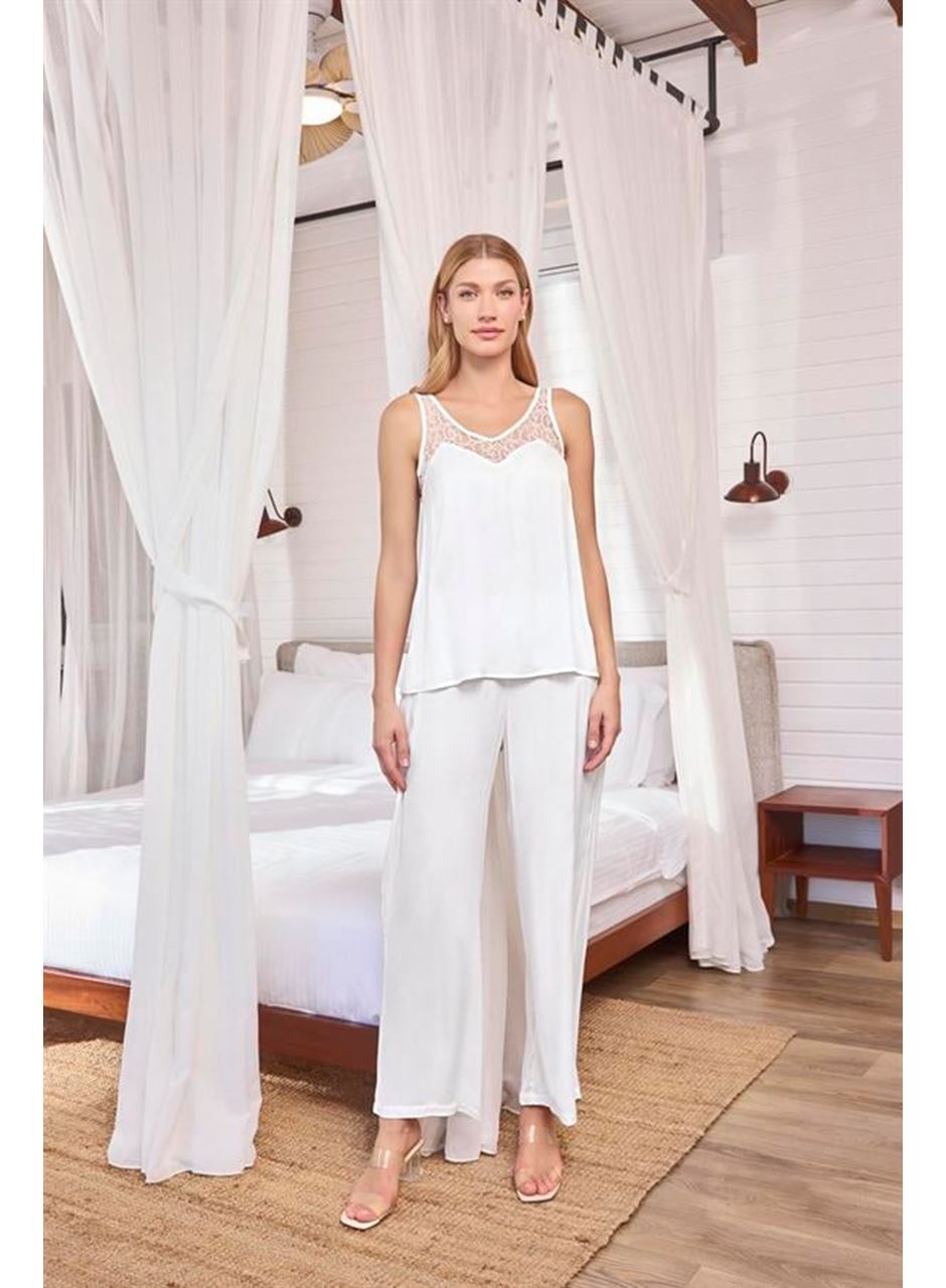 Dantelli ve Dekolteli Saten Pijama Takımı