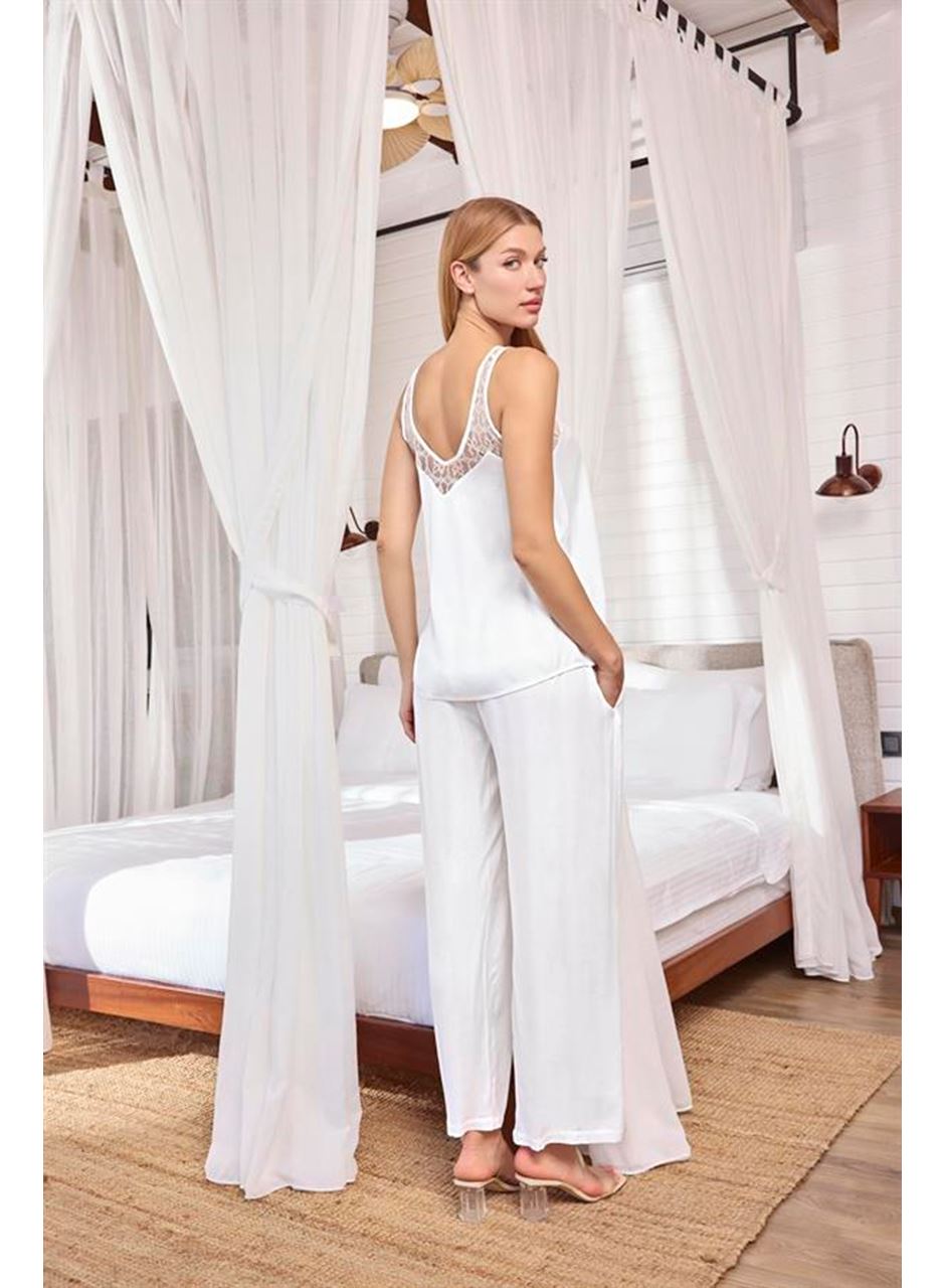 Dantelli ve Dekolteli Saten Pijama Takımı