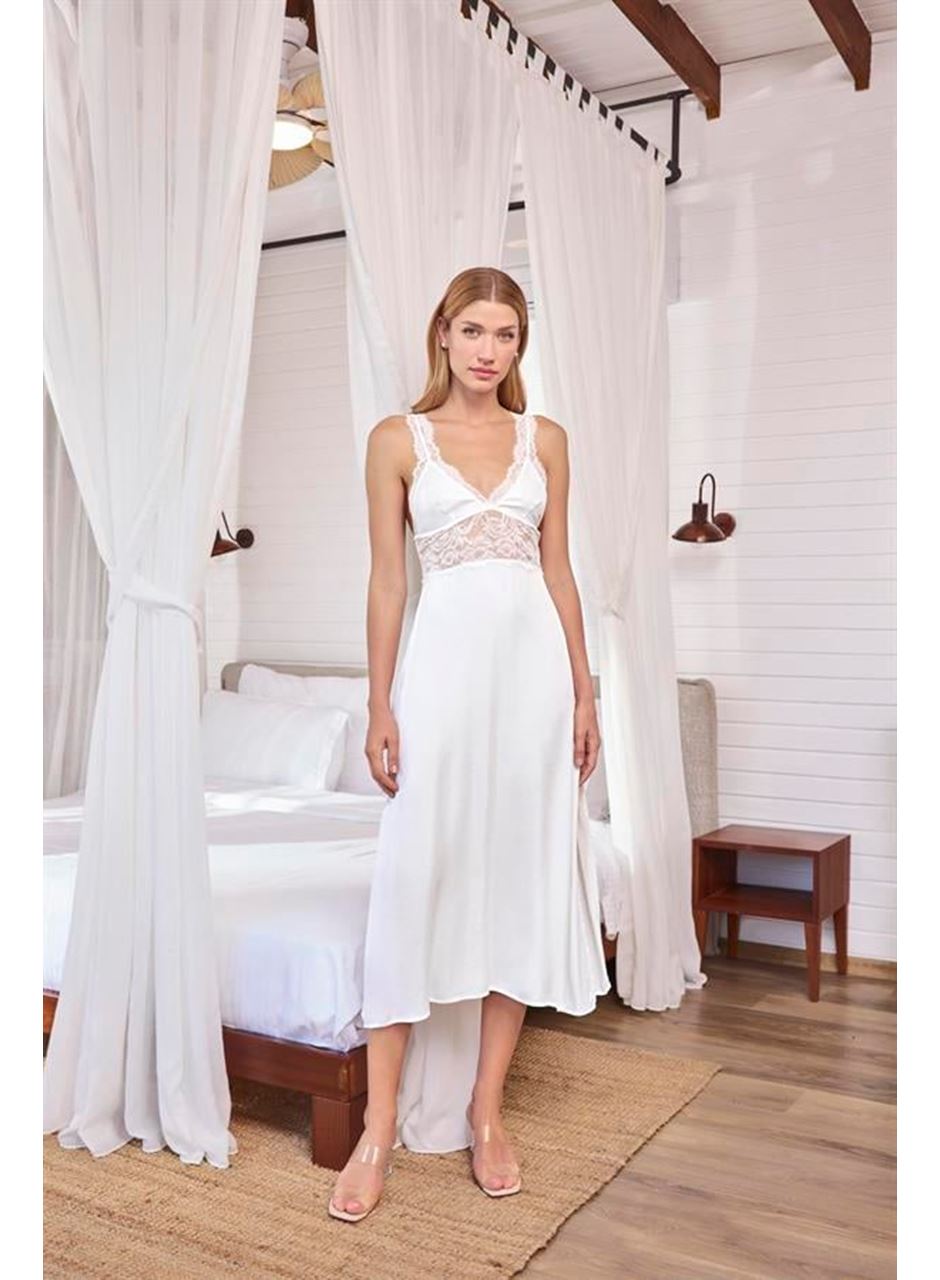 Göğüs ve Sırt Dekolteli Dantelli ve Yırtmaçlı Saten Gecelik