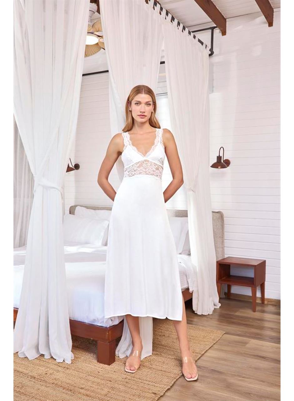 Göğüs ve Sırt Dekolteli Dantelli ve Yırtmaçlı Saten Gecelik