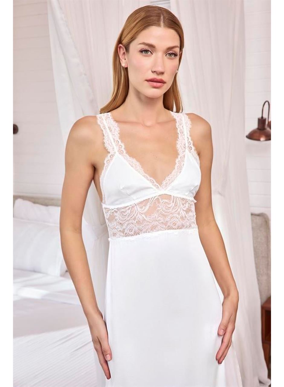 Göğüs ve Sırt Dekolteli Dantelli ve Yırtmaçlı Saten Gecelik