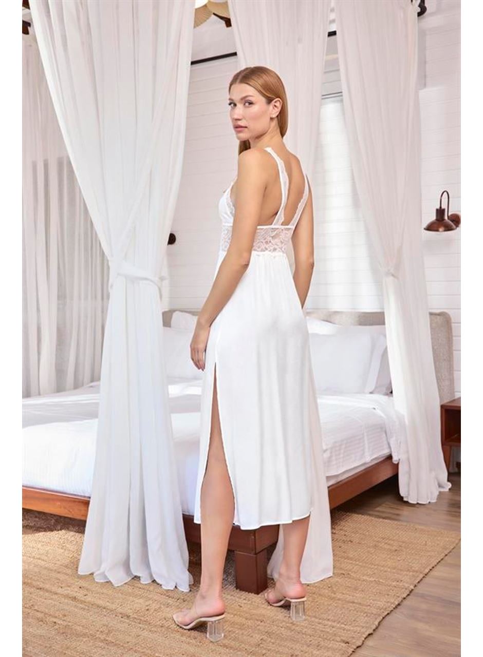 Göğüs ve Sırt Dekolteli Dantelli ve Yırtmaçlı Saten Gecelik