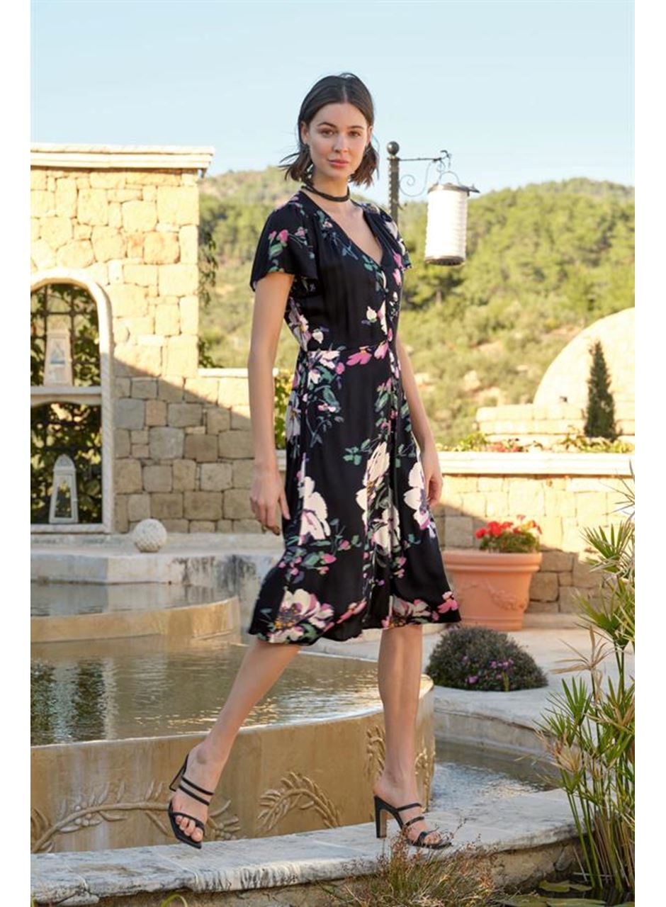 Çiçek ve Yaprak Desenli Önü Düğmeli Elbise