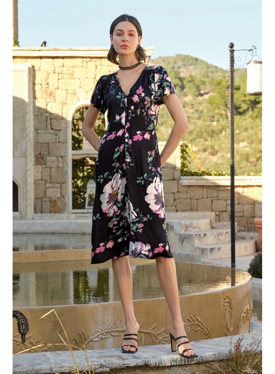 Çiçek ve Yaprak Desenli Önü Düğmeli Elbise