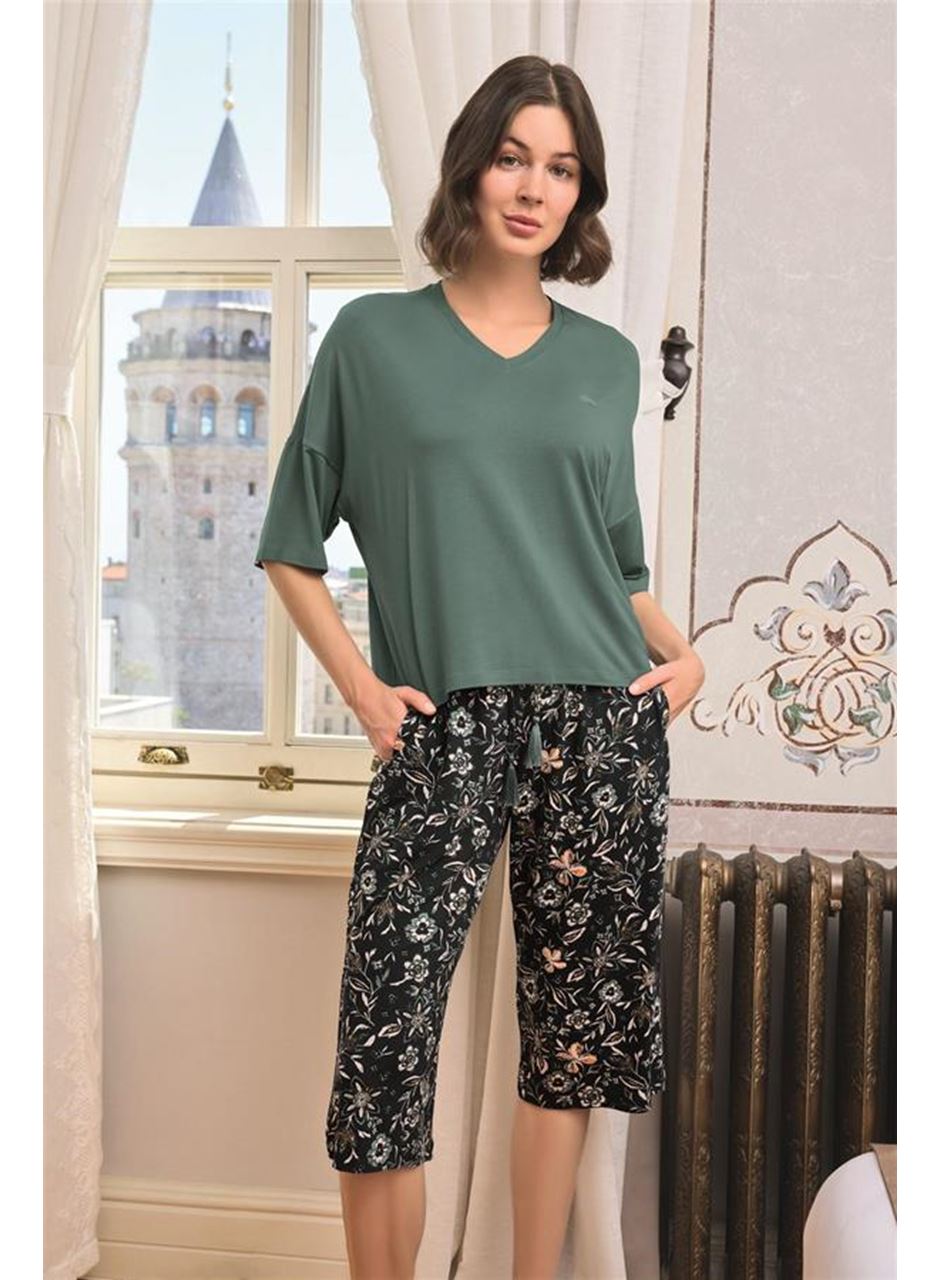 Çiçek ve Yaprak Desenli V Yaka Büyük Beden Kapri Takımı