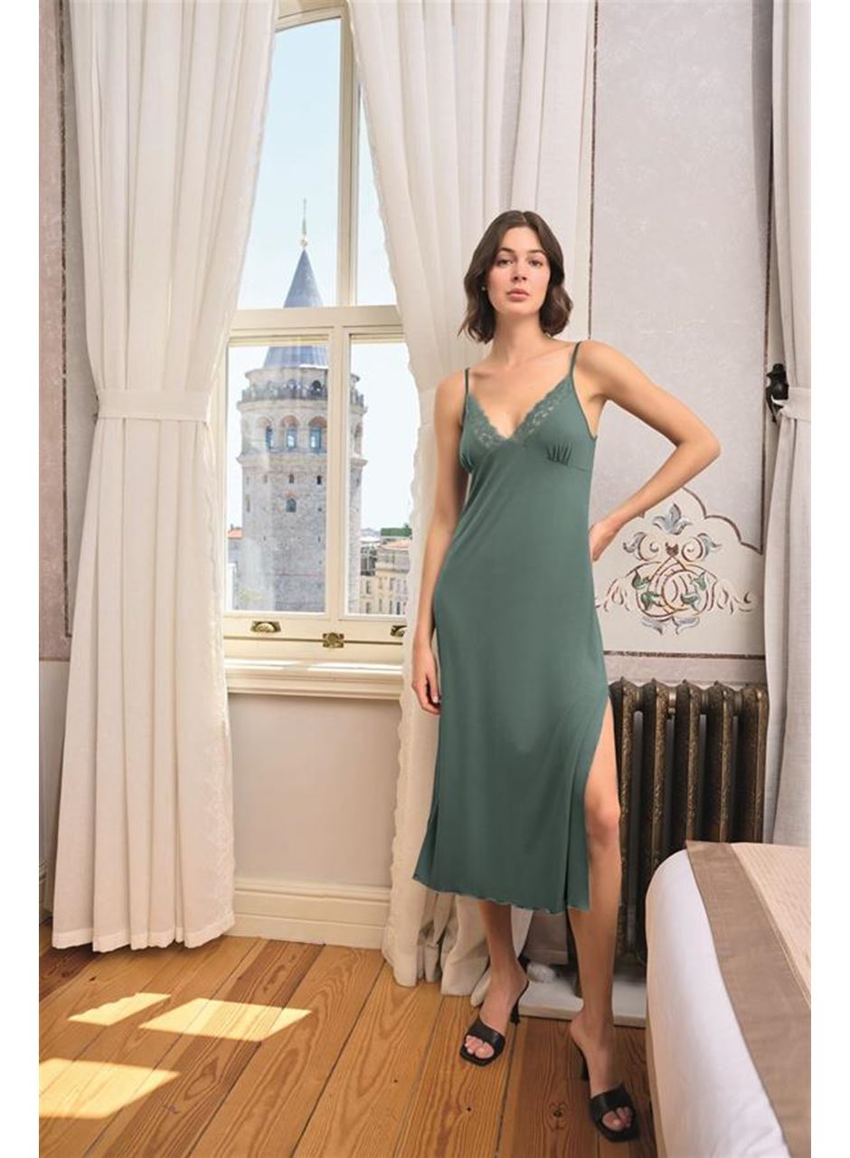 Çiçek ve Yaprak Desenli Dantelli ve Dekolteli Büyük Beden Sabahlık Takımı