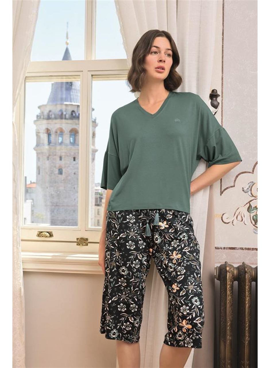 Çiçek ve Yaprak Desenli V Yaka Büyük Beden Kapri Takımı