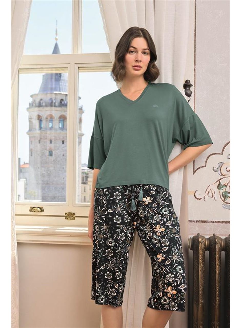 Çiçek ve Yaprak Desenli V Yaka Büyük Beden Kapri Takımı
