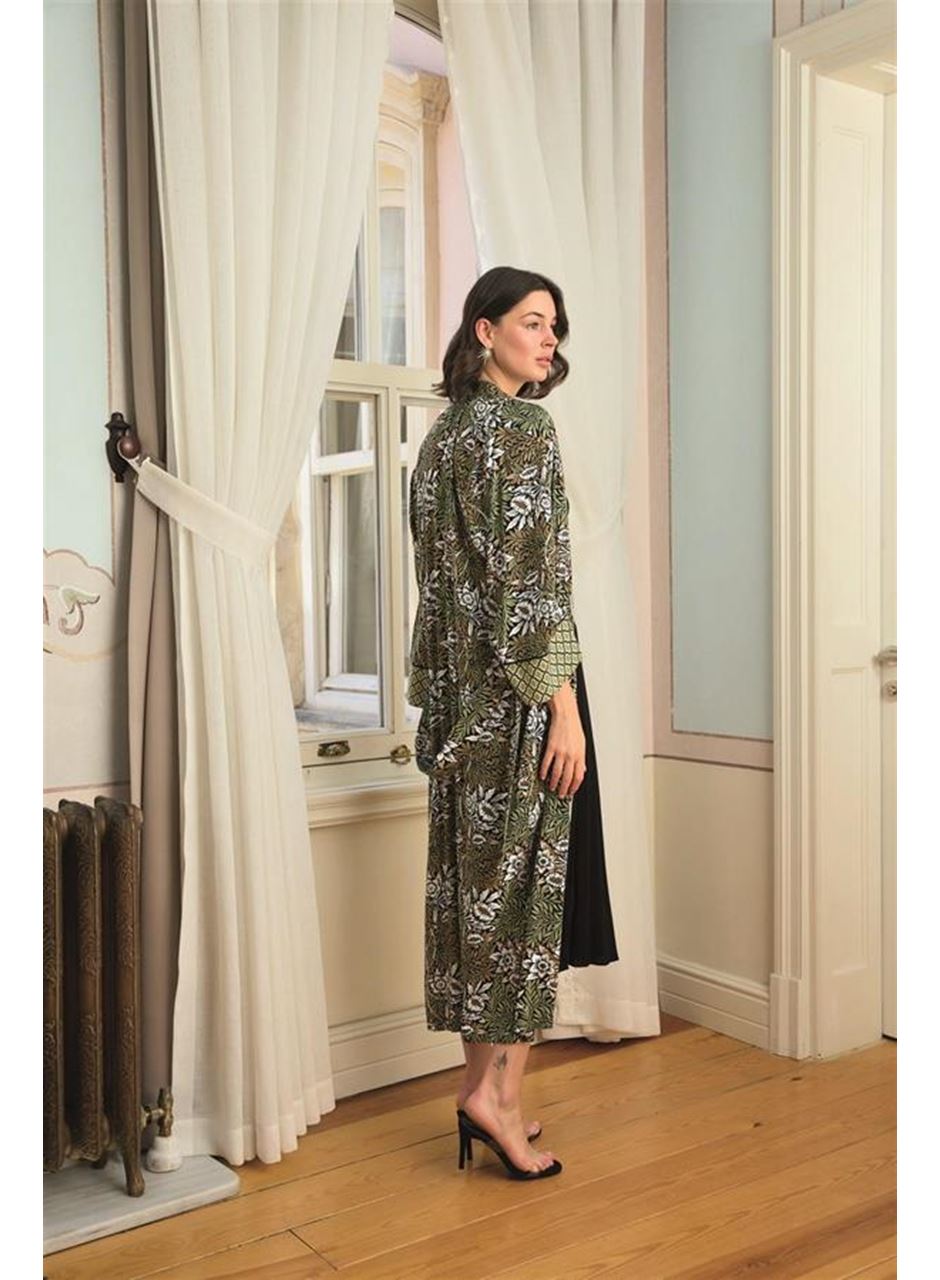 Çiçek Yaprak ve Etnik Desenli Dantelli ve Dekolteli Sabahlık Takımı