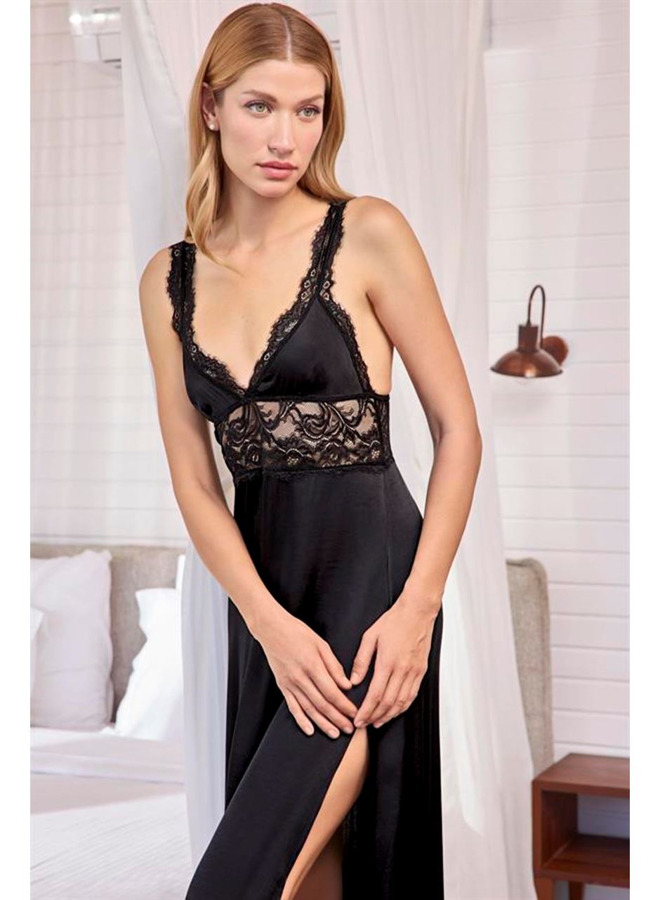 Göğüs ve Sırt Dekolteli Dantelli ve Yırtmaçlı Saten Gecelik