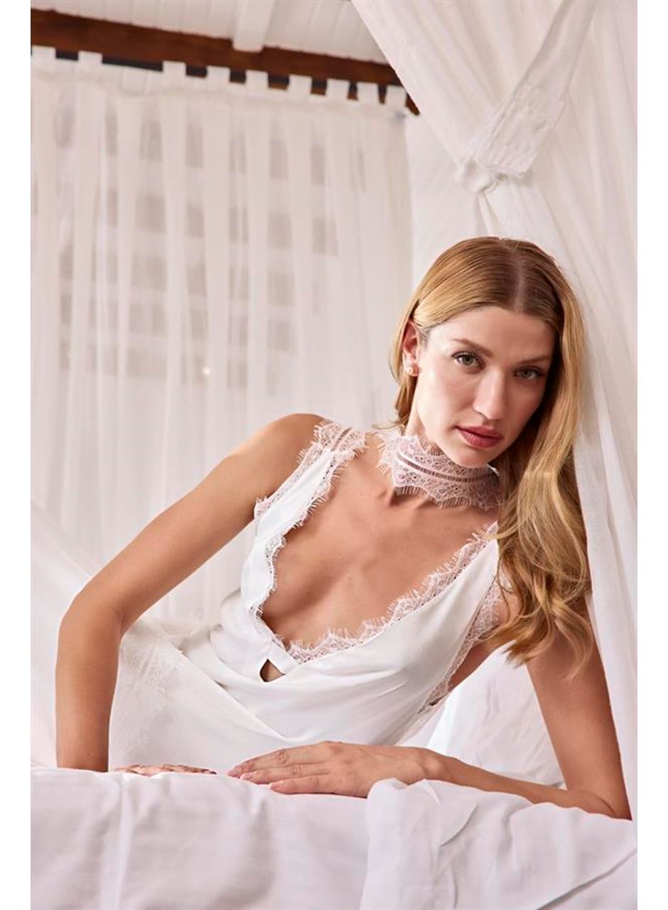 Göğüs ve Sırt Dekolteli Dantelli Saten Gecelik