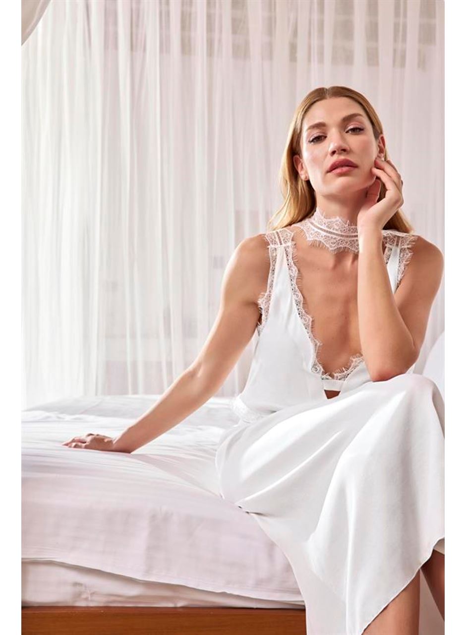 Göğüs ve Sırt Dekolteli Dantelli Saten Gecelik