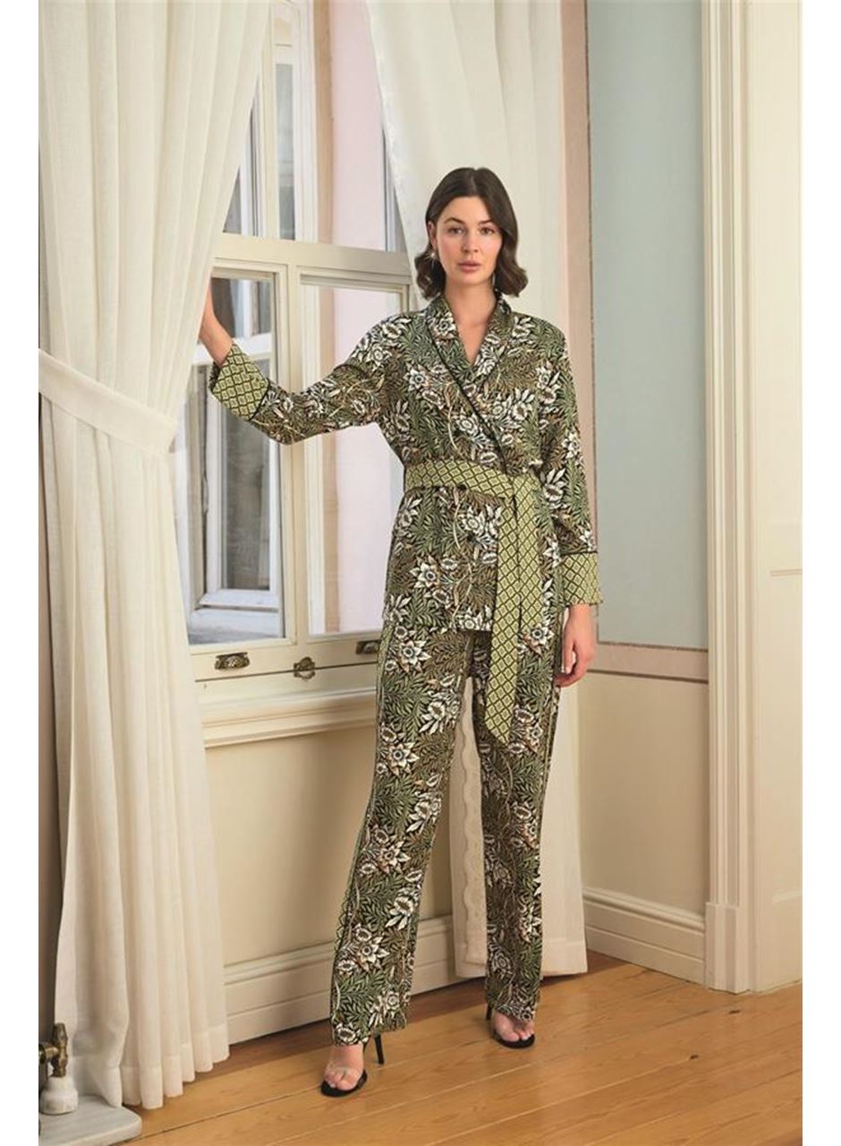 Çiçek Yaprak ve Etnik Desenli Pijama Takımı