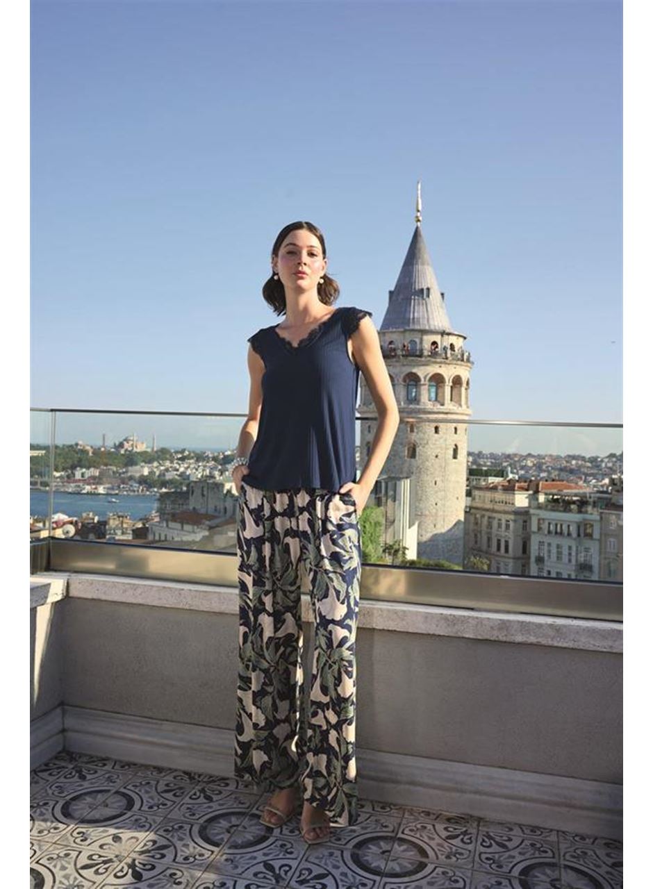 Yaprak Desenli ve Dantelli 3'lü Pijama Takımı