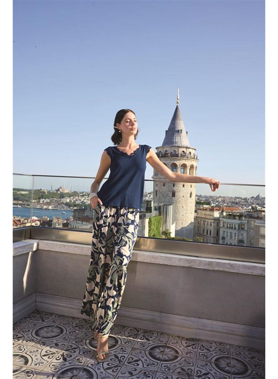 Yaprak Desenli ve Dantelli 3'lü Pijama Takımı