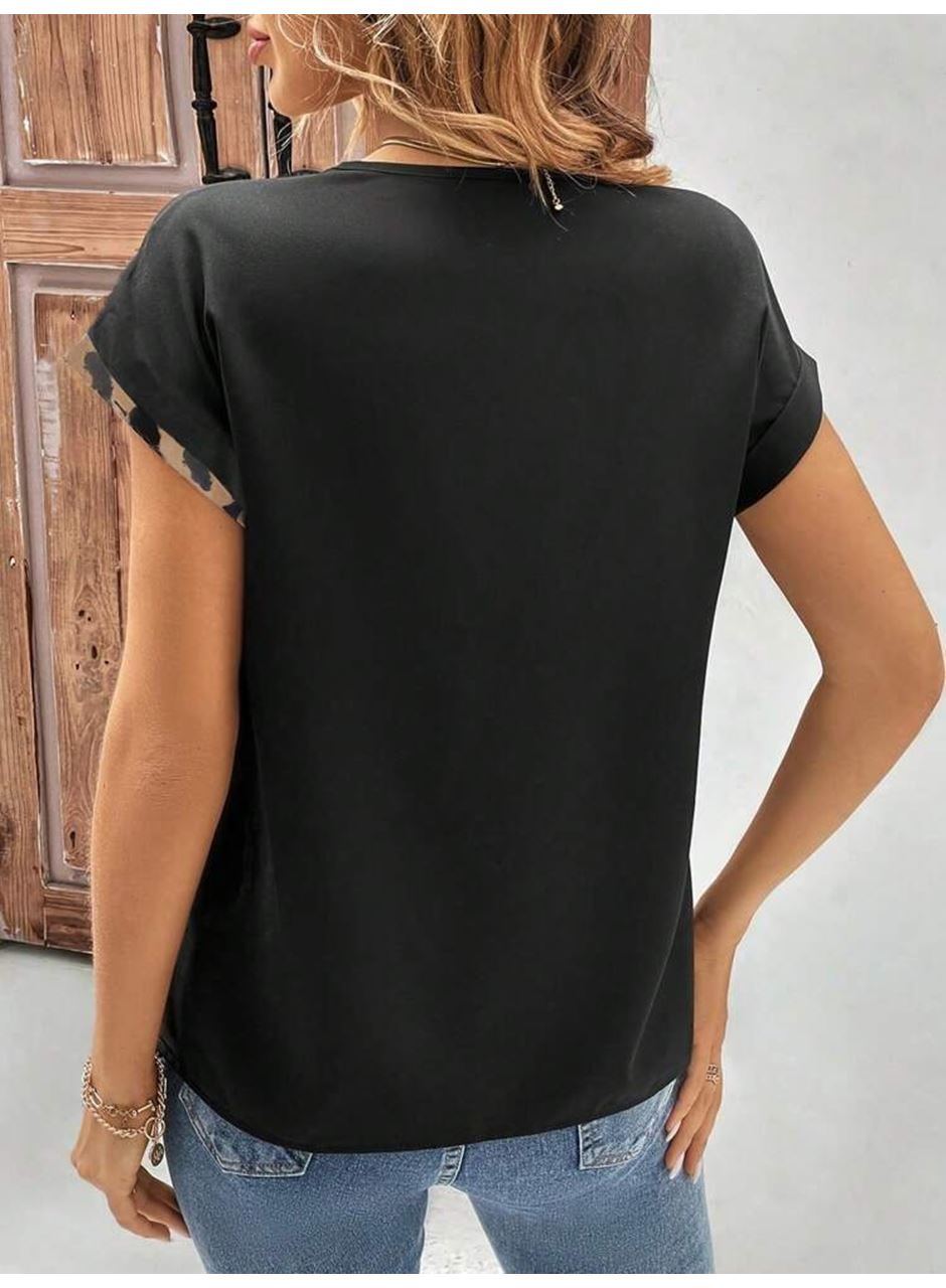 Kadın Kısa Kollu V Yakalı önden Düğmeli Leopar Desen Detaylı Viskon Bluz