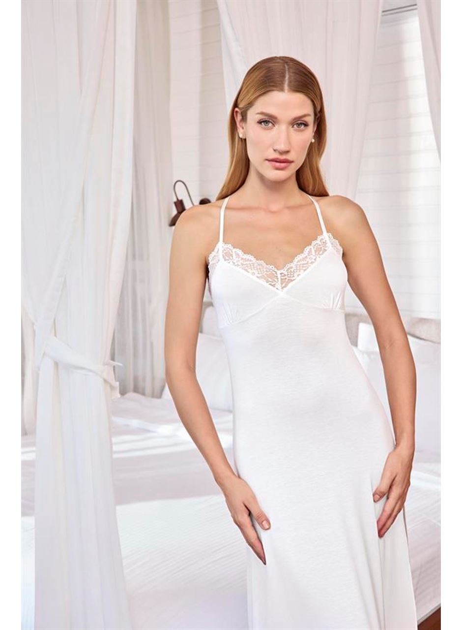 Dantelli ve Dekolteli Yırtmaçlı Gecelik