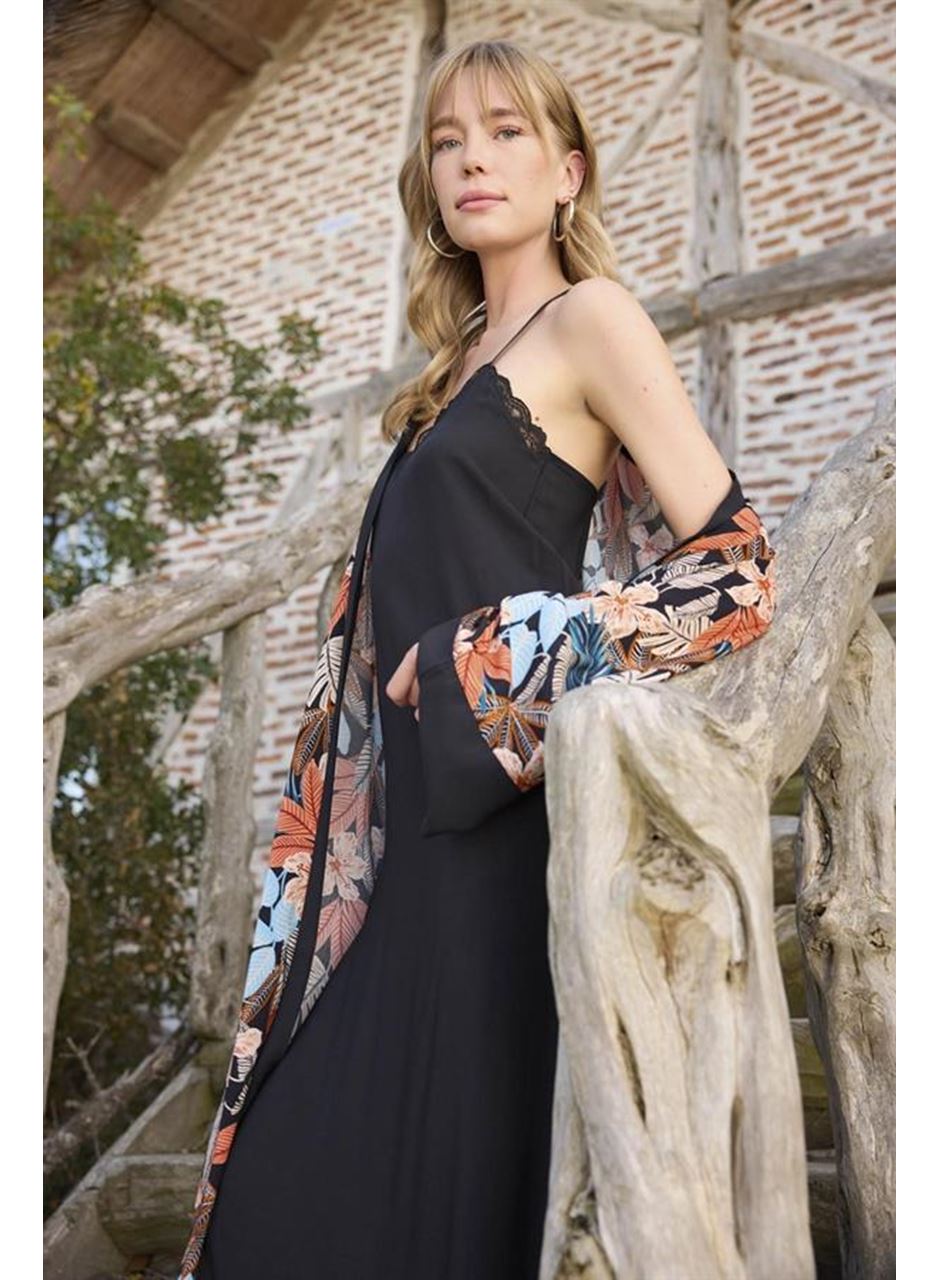 Çiçek ve Yaprak Desenli Dantelli ve Dekolteli Sabahlık Takımı