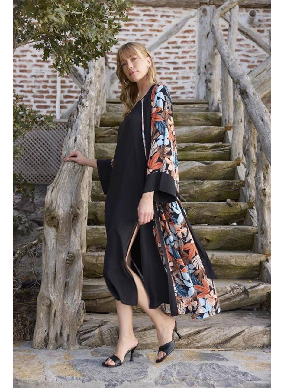 Çiçek ve Yaprak Desenli Dantelli ve Dekolteli Sabahlık Takımı