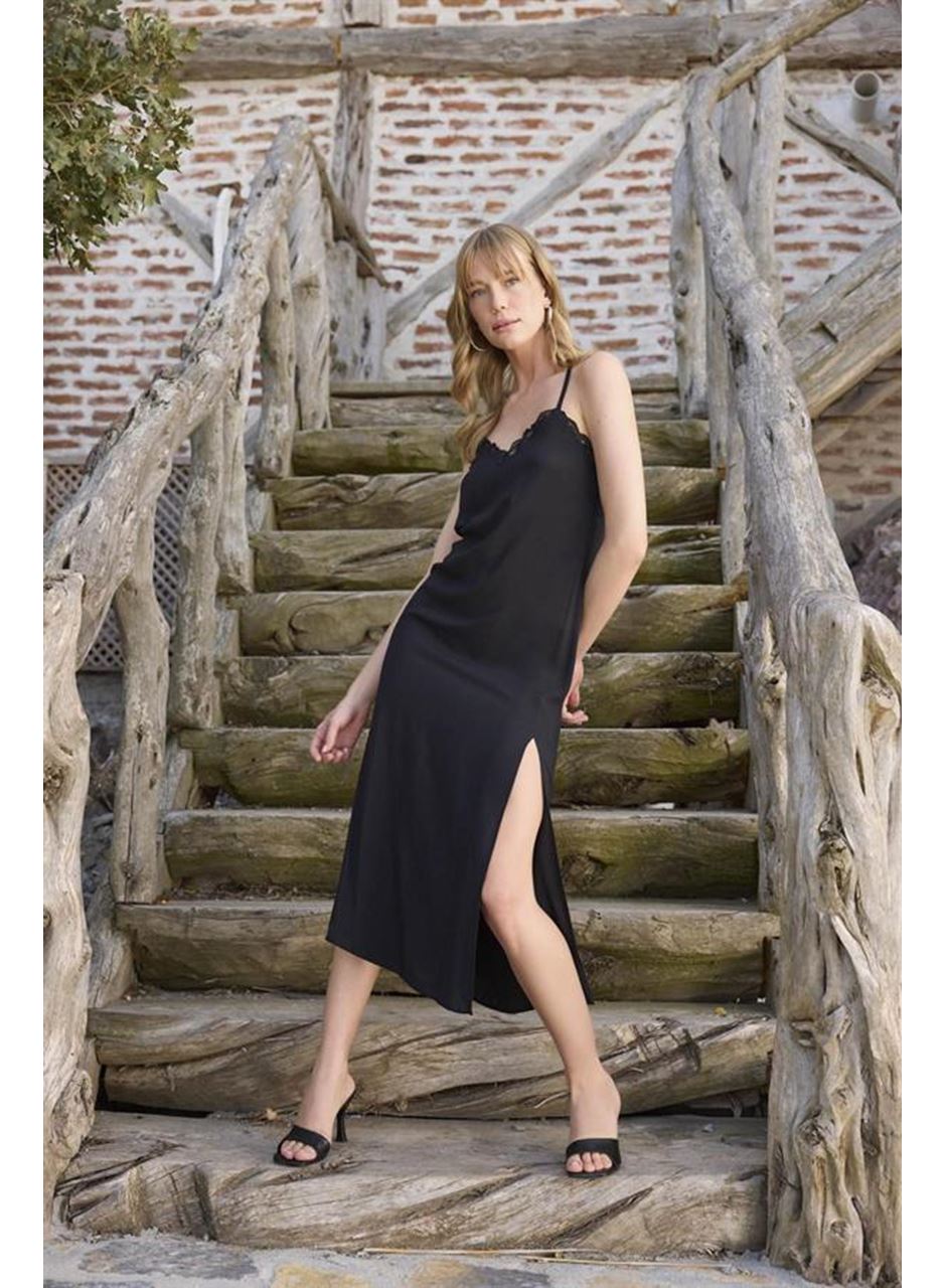 Çiçek ve Yaprak Desenli Dantelli ve Dekolteli Sabahlık Takımı