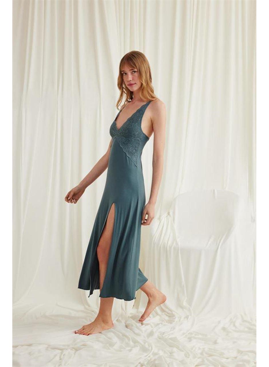 Göğüs ve Sırt Dekolteli Dantelli Yırtmaçlı Gecelik