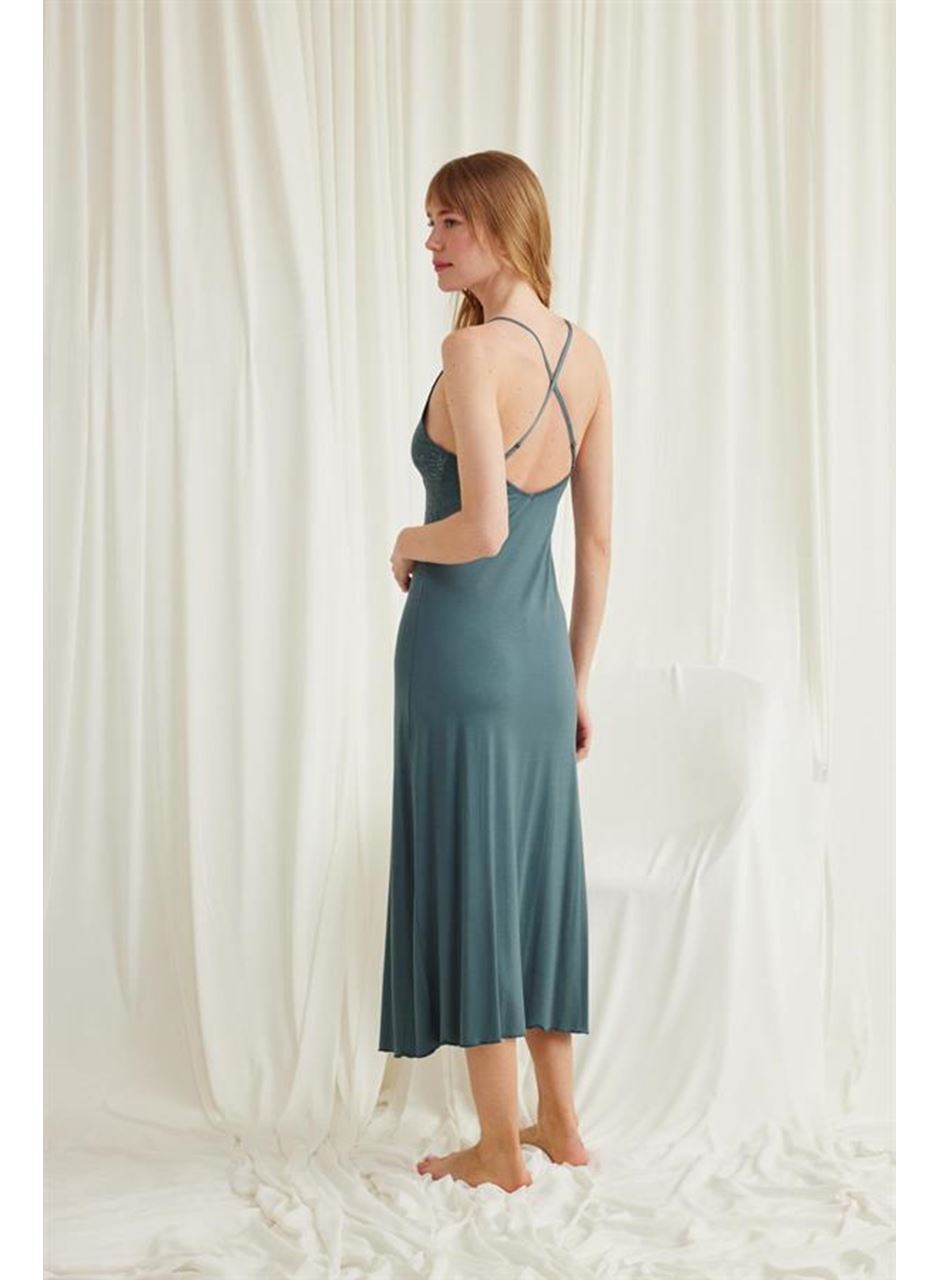 Göğüs ve Sırt Dekolteli Dantelli Yırtmaçlı Gecelik