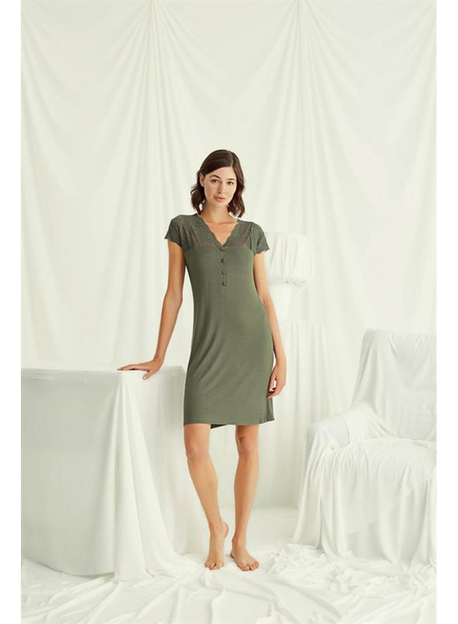 Kolu Omzu ve Yakası Dantelli Önü Düğmeli Gecelik