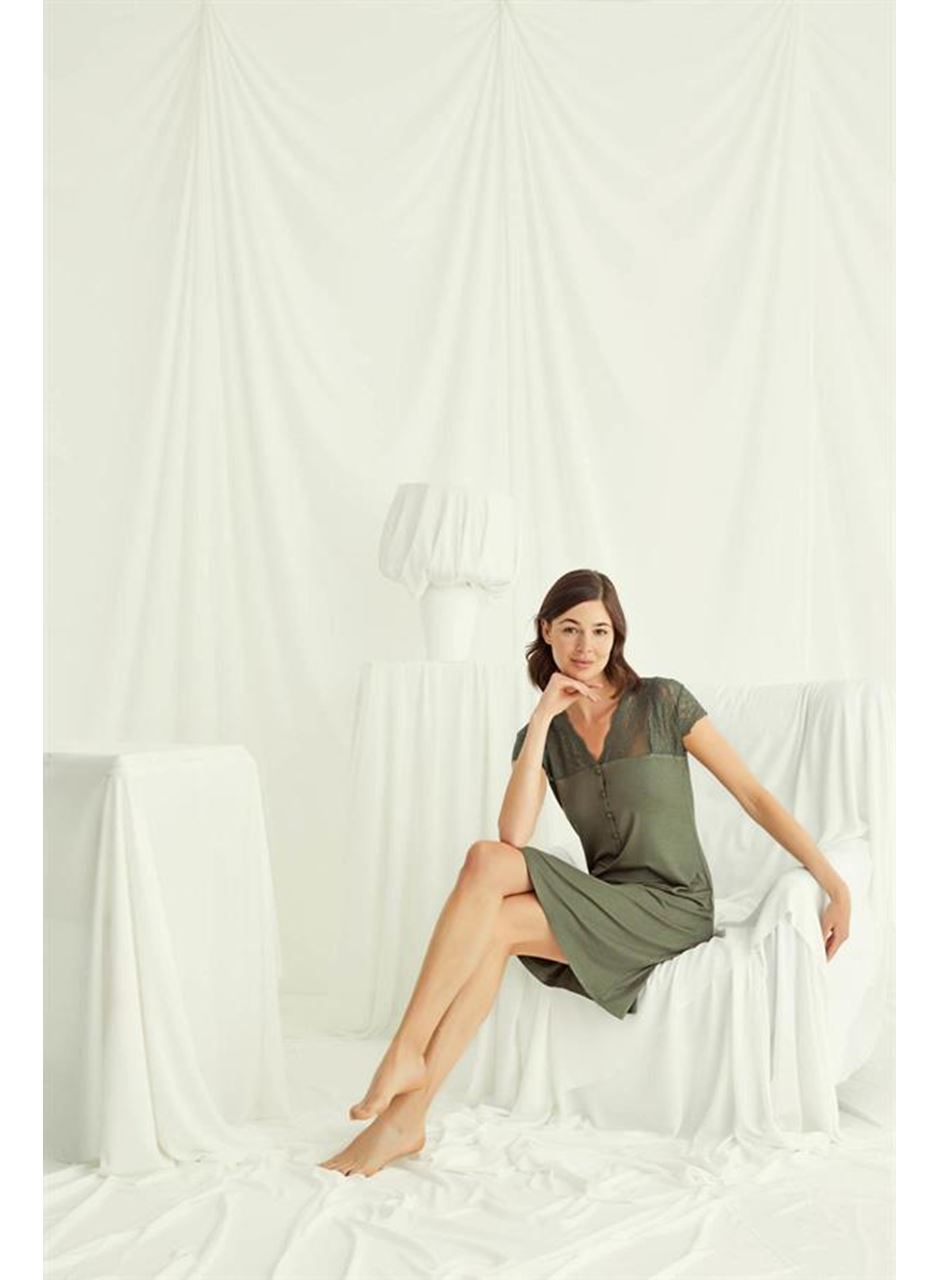 Kolu Omzu ve Yakası Dantelli Önü Düğmeli Gecelik