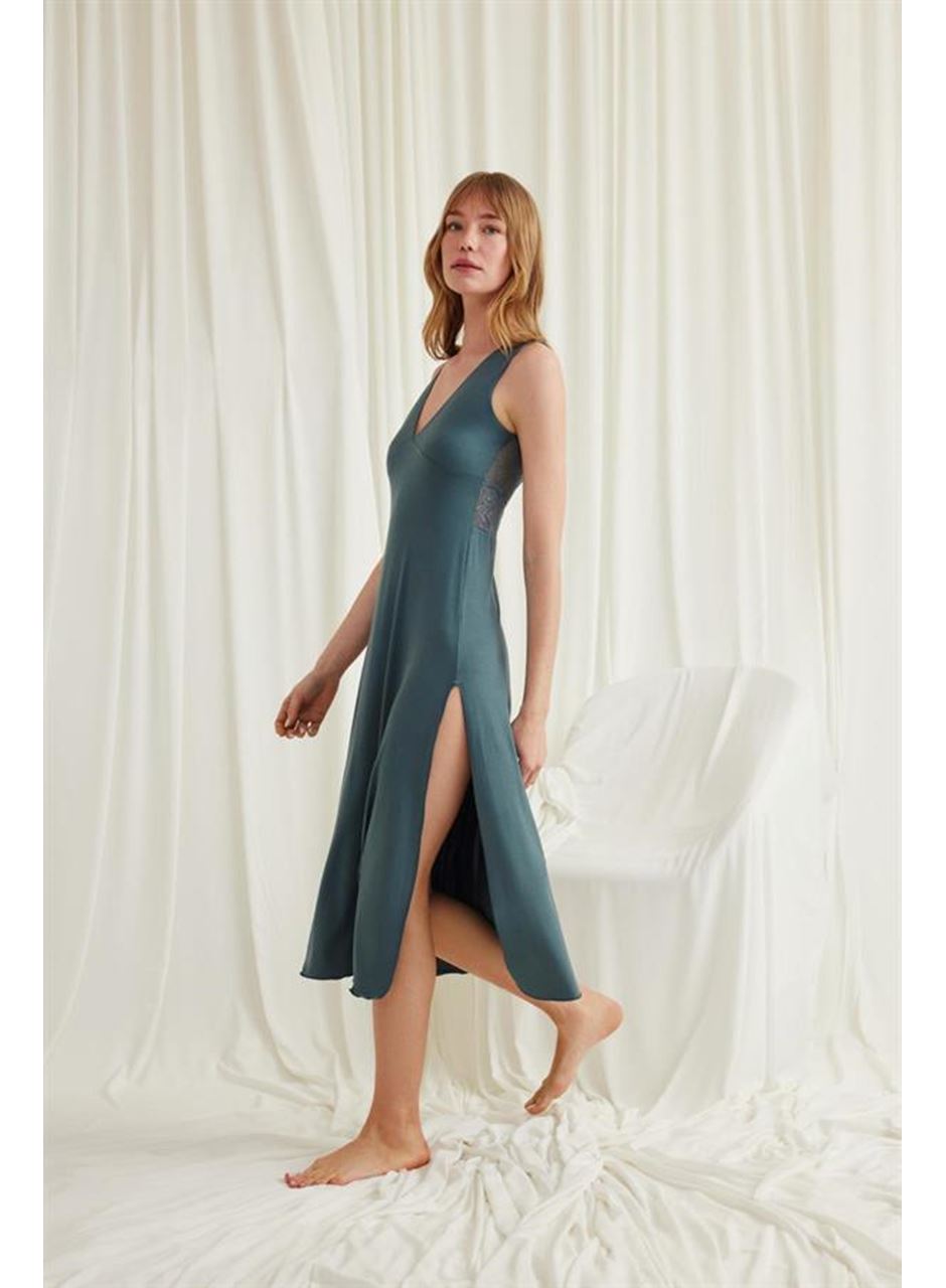 Yakası ve Sırtı Dekolteli Dantelli Yırtmaçlı Gecelik