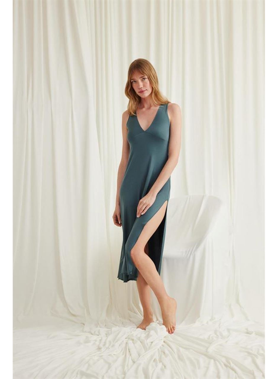 Yakası ve Sırtı Dekolteli Dantelli Yırtmaçlı Gecelik