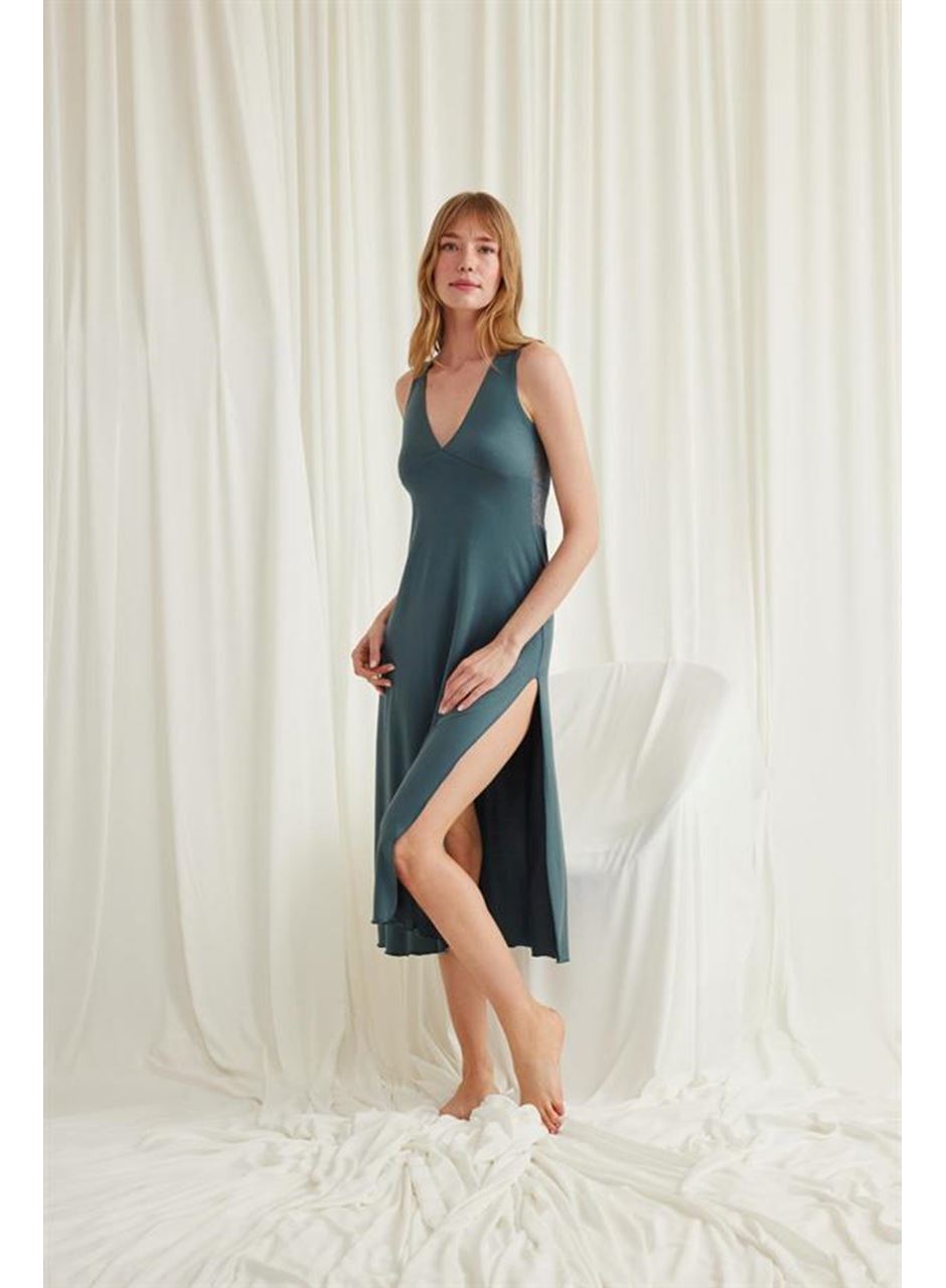 Yakası ve Sırtı Dekolteli Dantelli Yırtmaçlı Gecelik