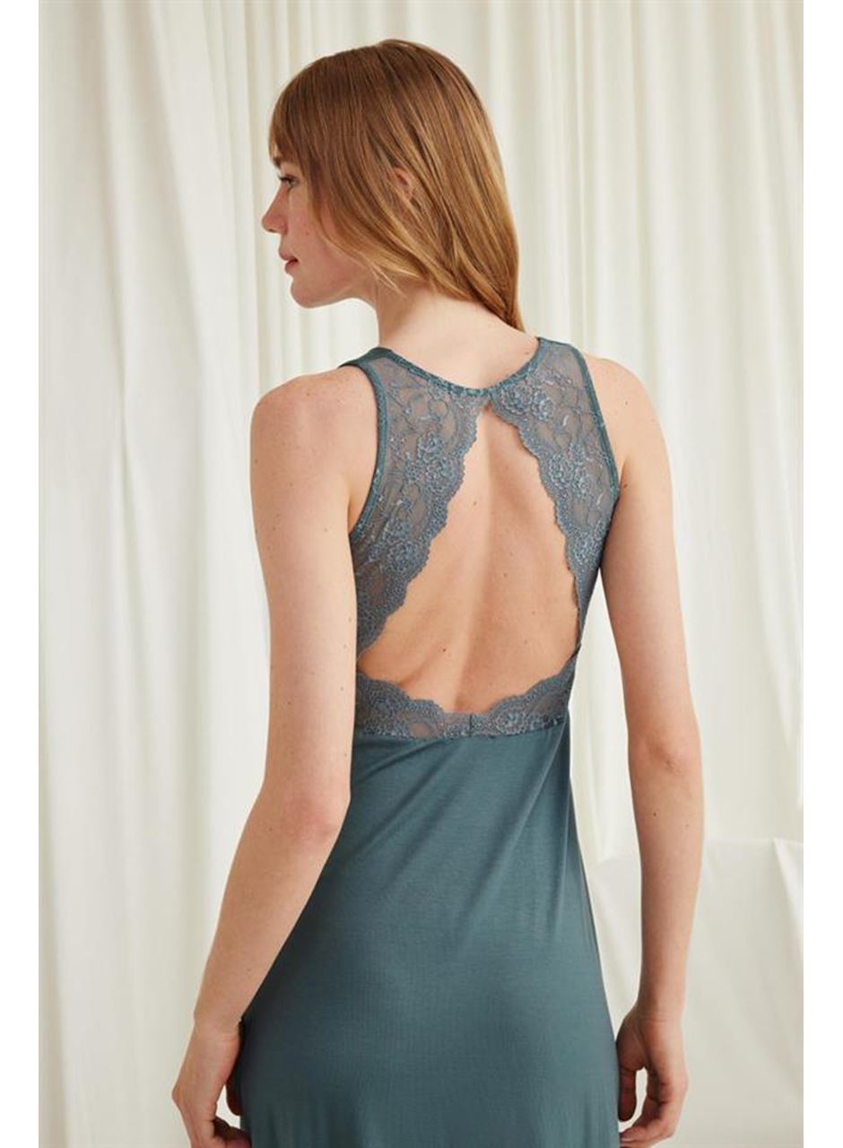 Yakası ve Sırtı Dekolteli Dantelli Yırtmaçlı Gecelik