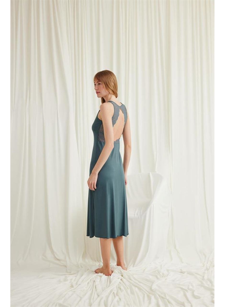 Yakası ve Sırtı Dekolteli Dantelli Yırtmaçlı Gecelik