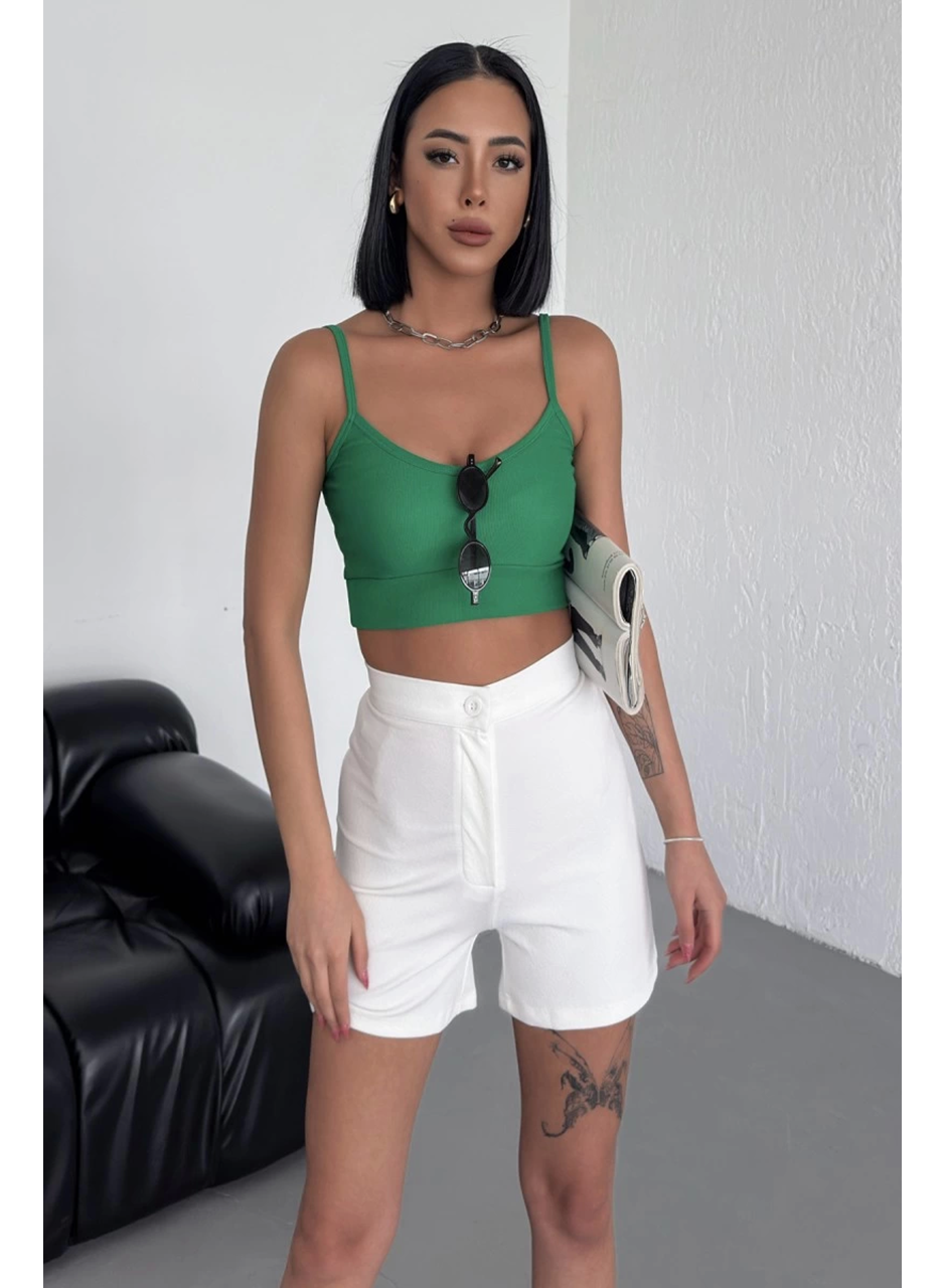 Tarz ve Rahatlığı Bir Arada Sunan Yüksek Bel Esnek Likralı Krep Şort Beyaz (