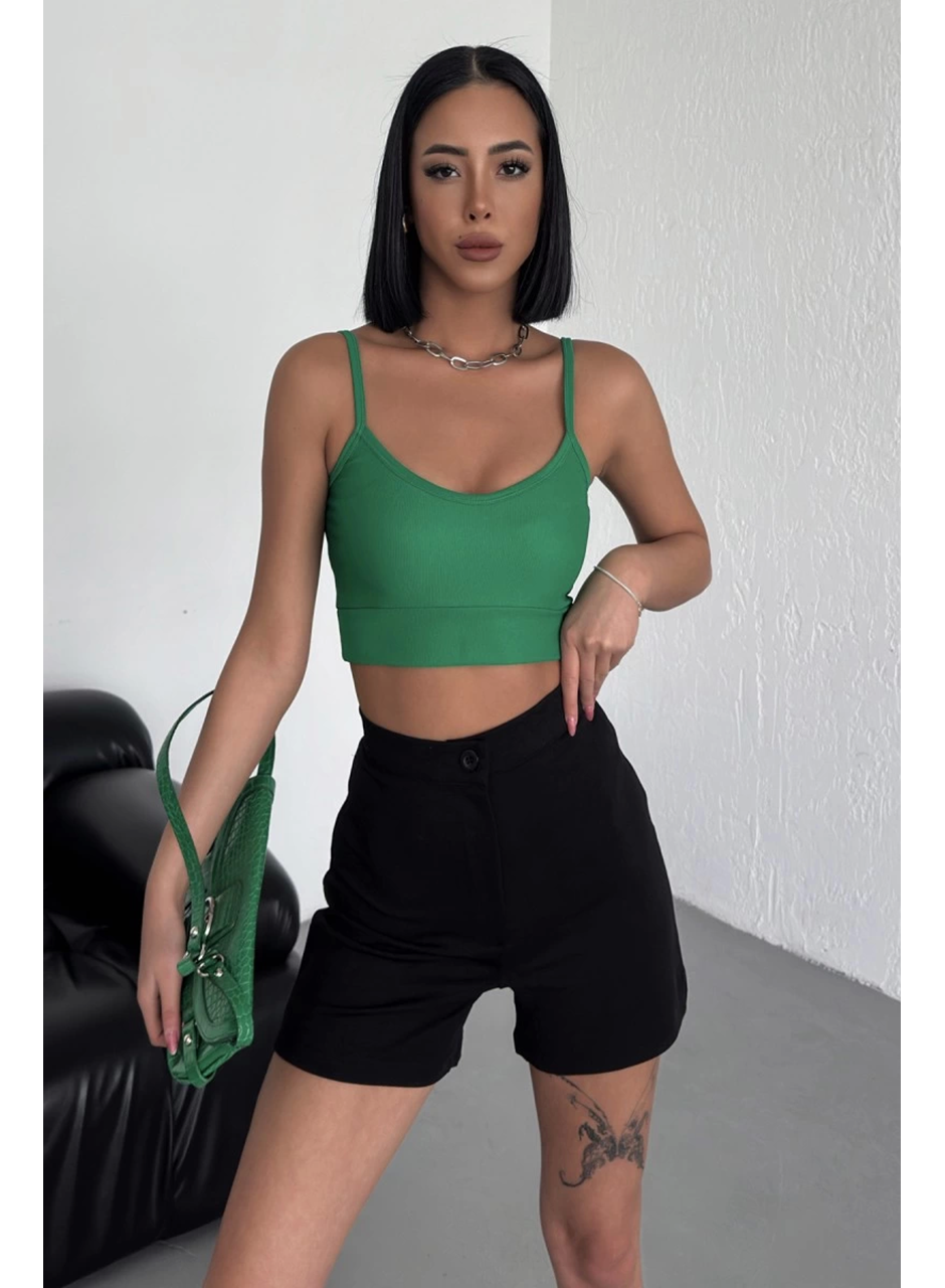 Tarz ve Rahatlığı Bir Arada Sunan Yüksek Bel Esnek Likralı Krep Şort Siyah (