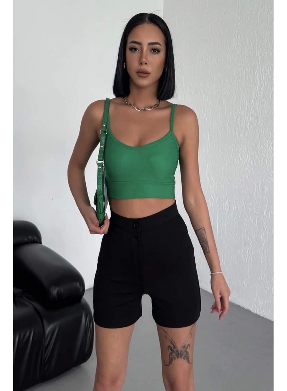 Tarz ve Rahatlığı Bir Arada Sunan Yüksek Bel Esnek Likralı Krep Şort Siyah (