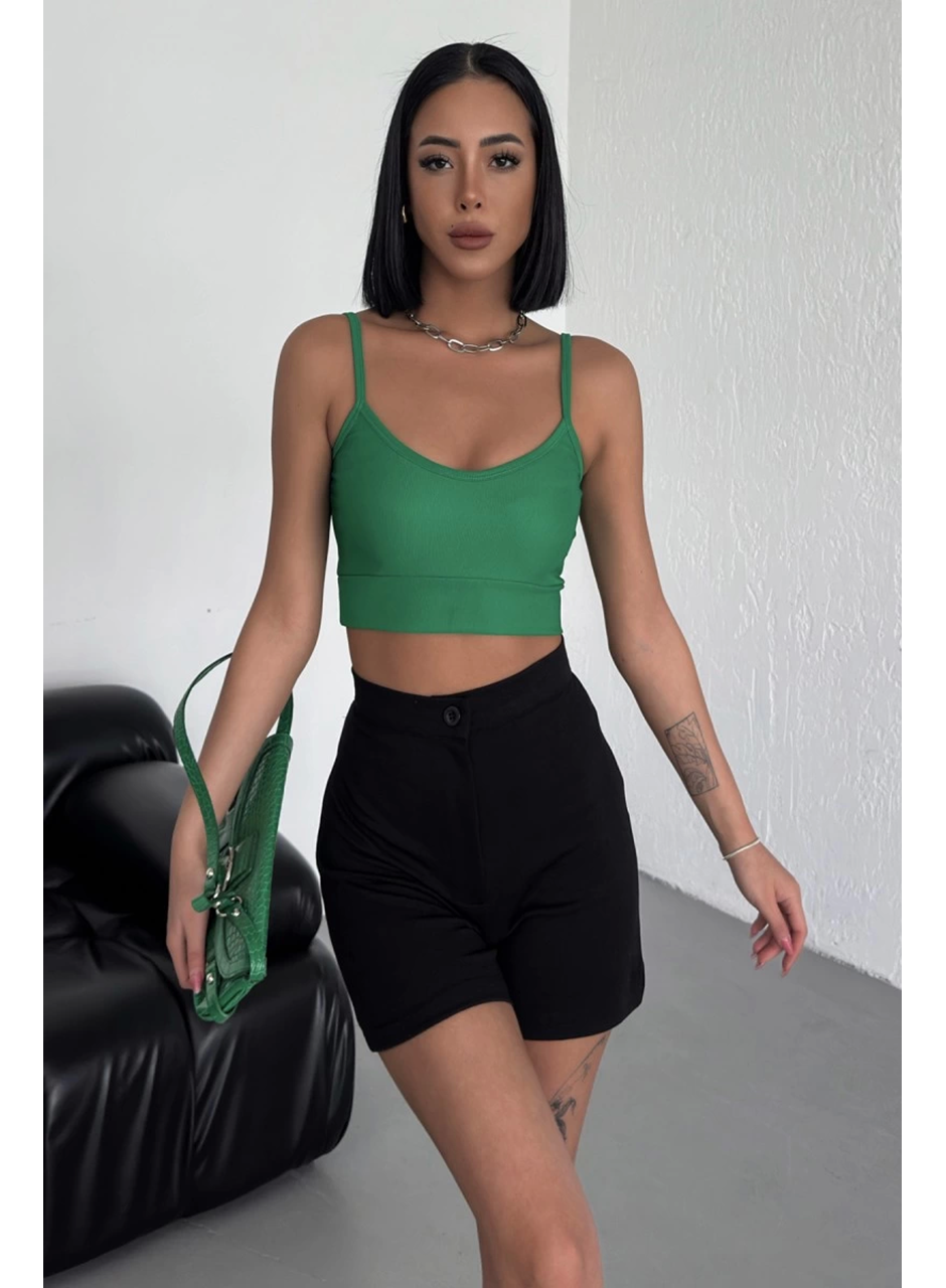 Tarz ve Rahatlığı Bir Arada Sunan Yüksek Bel Esnek Likralı Krep Şort Siyah (