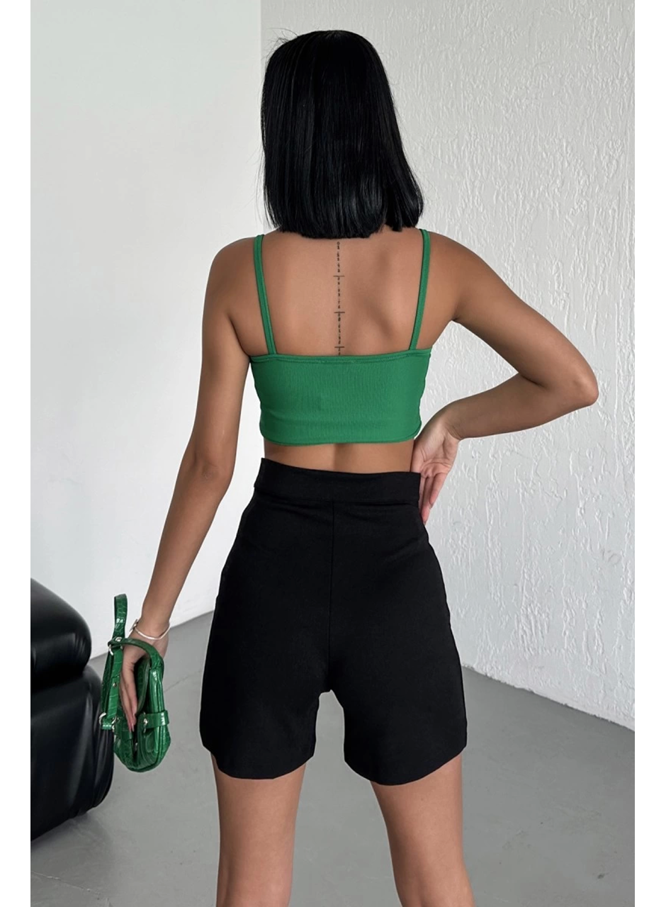 Tarz ve Rahatlığı Bir Arada Sunan Yüksek Bel Esnek Likralı Krep Şort Siyah (