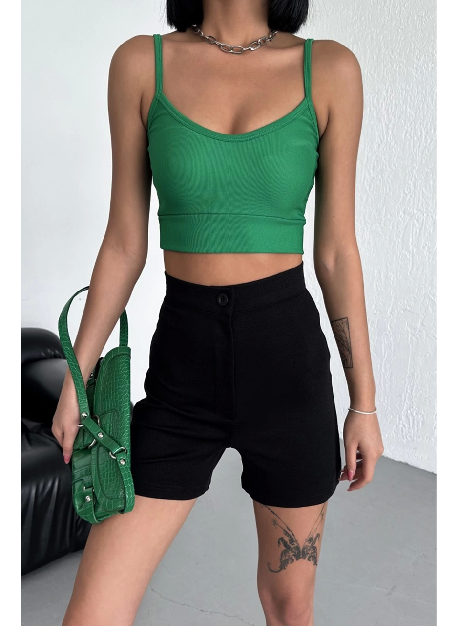 Tarz ve Rahatlığı Bir Arada Sunan Yüksek Bel Esnek Likralı Krep Şort Siyah (