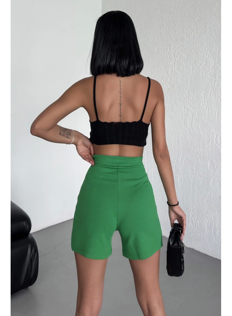 Tarz ve Rahatlığı Bir Arada Sunan Yüksek Bel Esnek Likralı Krep Şort Yeşil (