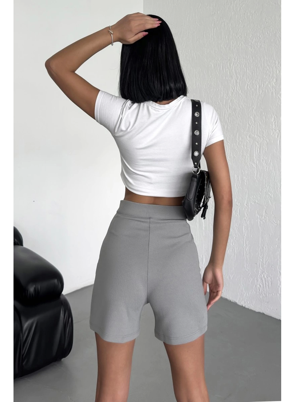Tarz ve Rahatlığı Bir Arada Sunan Yüksek Bel Esnek Likralı Krep Şort Gri (
