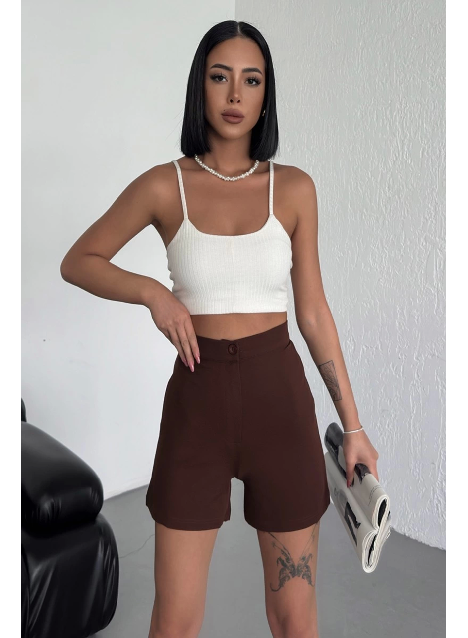 Tarz ve Rahatlığı Bir Arada Sunan Yüksek Bel Esnek Likralı Krep Şort Kahverengi (
