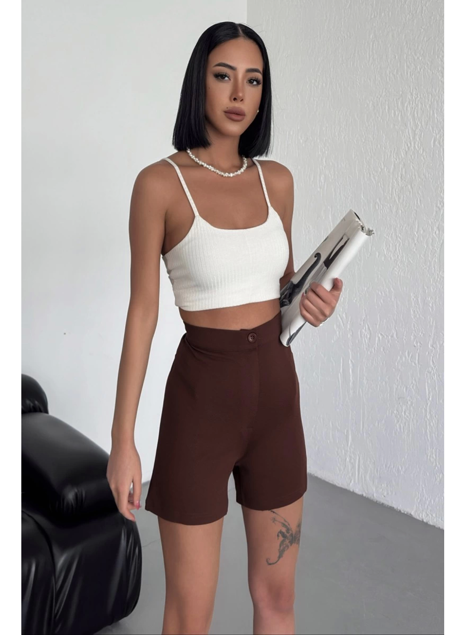 Tarz ve Rahatlığı Bir Arada Sunan Yüksek Bel Esnek Likralı Krep Şort Kahverengi (
