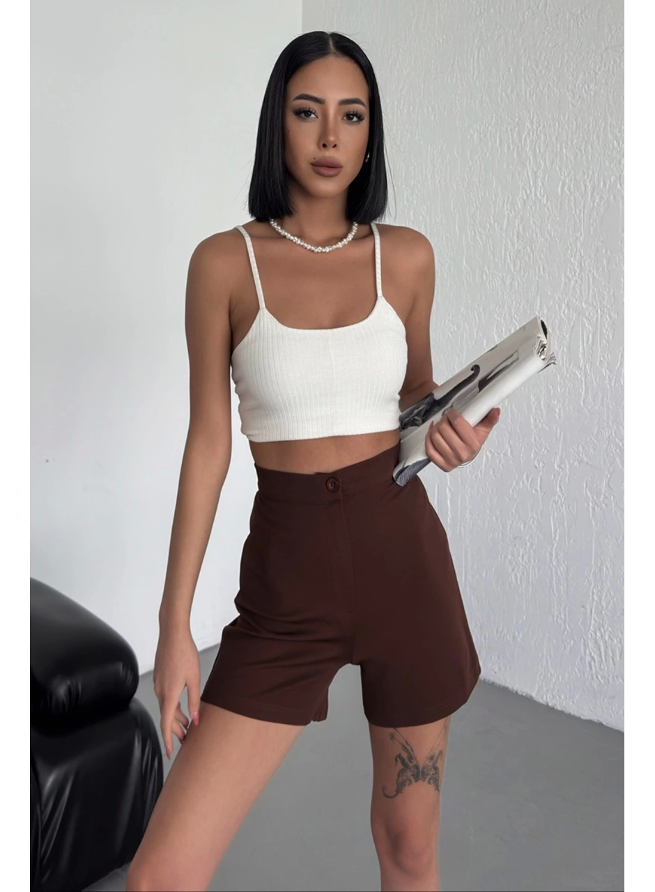 Tarz ve Rahatlığı Bir Arada Sunan Yüksek Bel Esnek Likralı Krep Şort Kahverengi (