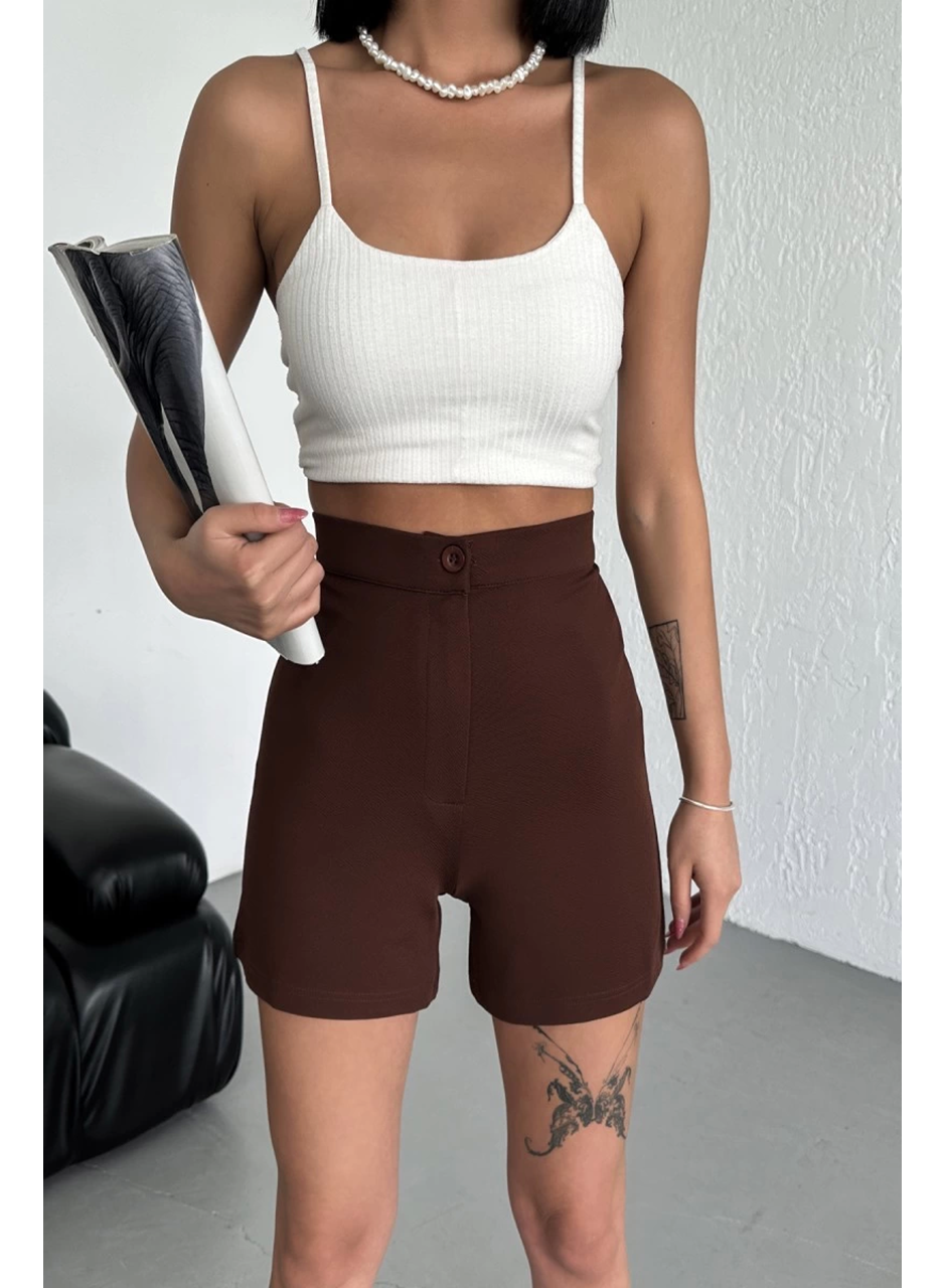 Tarz ve Rahatlığı Bir Arada Sunan Yüksek Bel Esnek Likralı Krep Şort Kahverengi (
